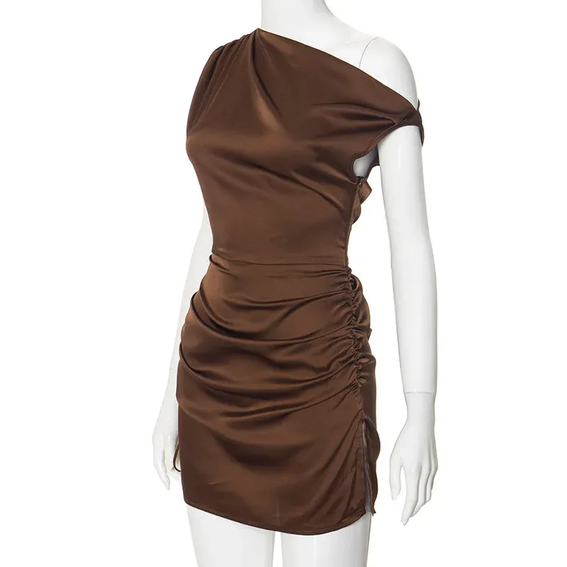 asymmetrisches, figurbetontes Minikleid mit Rüschen