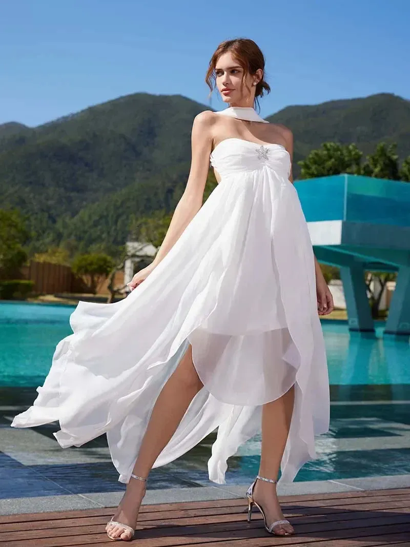 Bezauberndes weißes rückenfreies Kleid