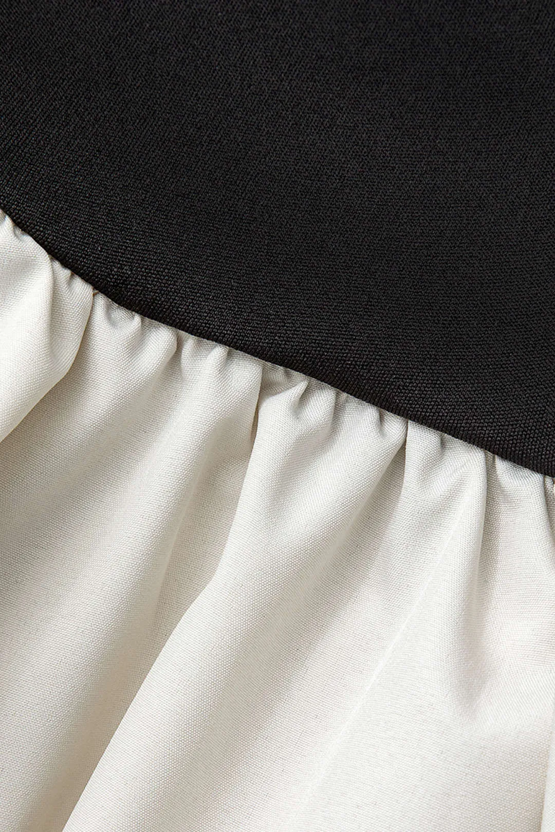 Kontrastierendes, trägerloses, plissiertes Minikleid
