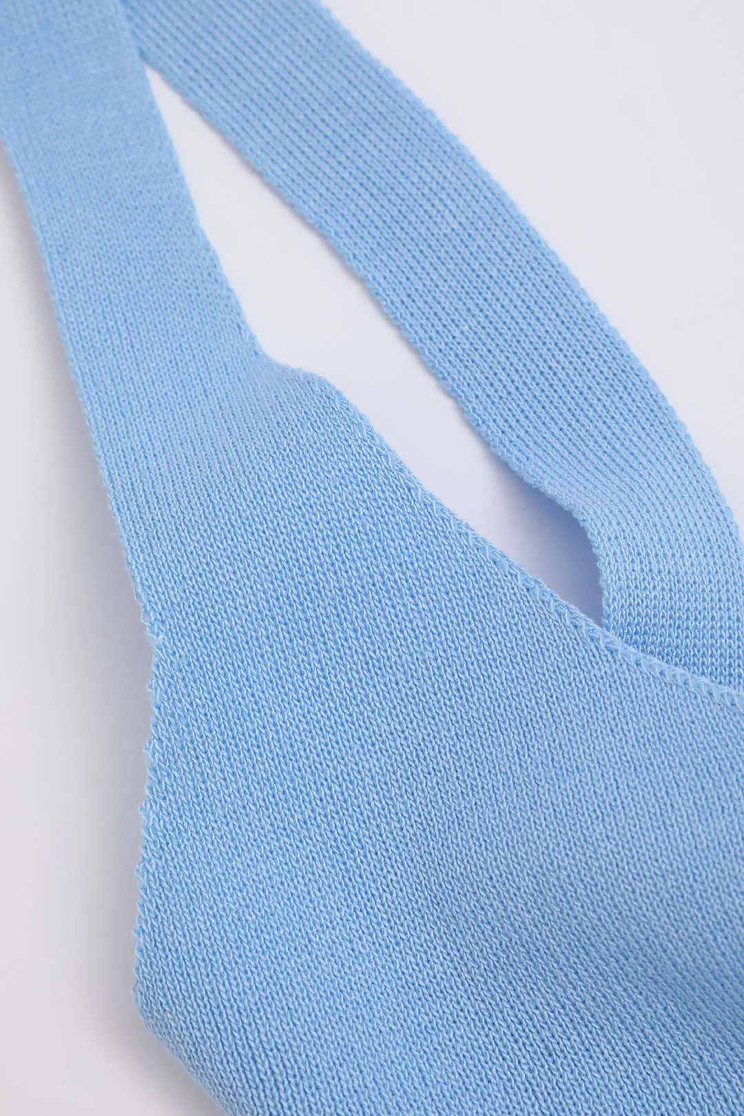 Mehrfarbig gestreiftes, rückenfreies Maxikleid aus Strick