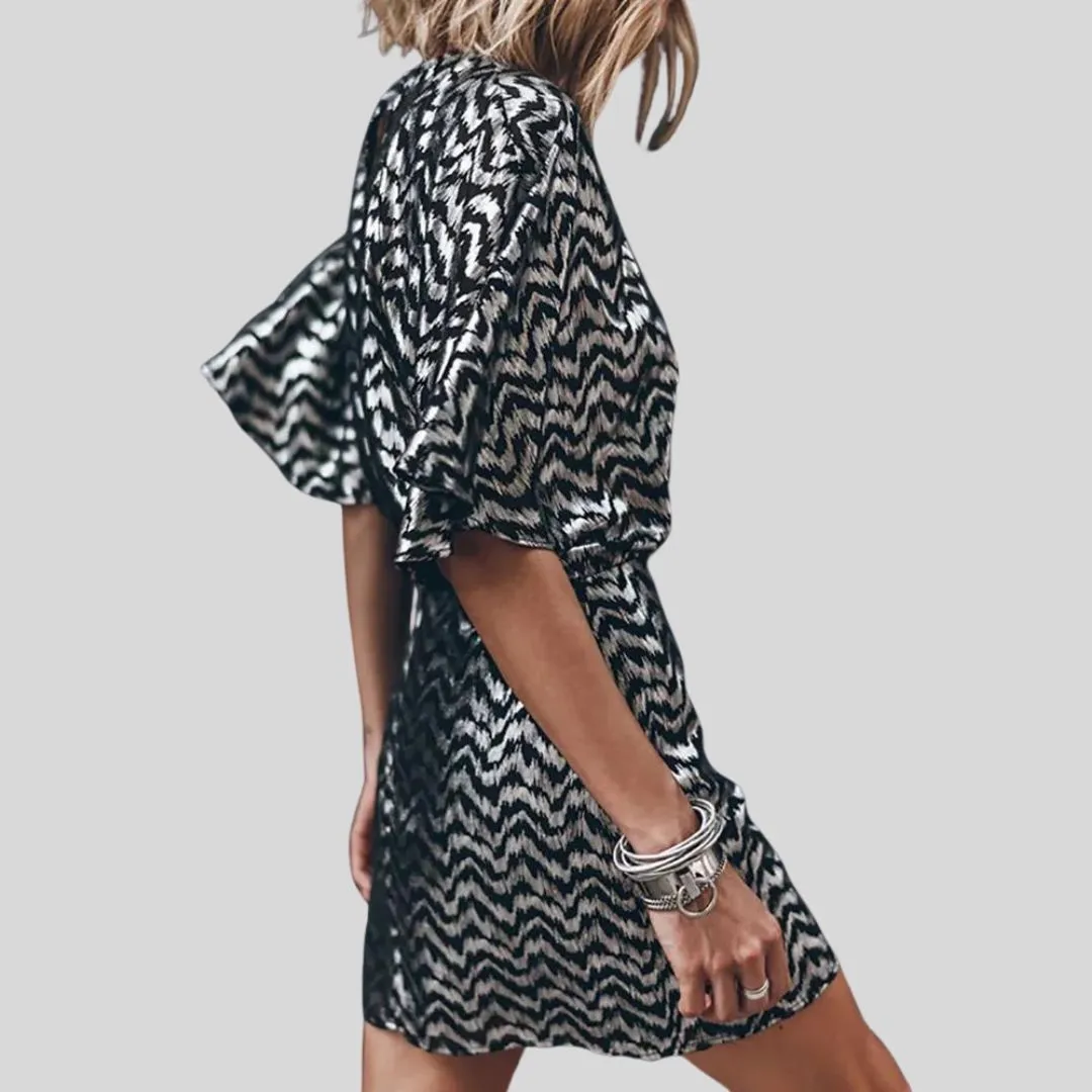 Schimmerndes Metallic-Minikleid mit modernem Schnitt