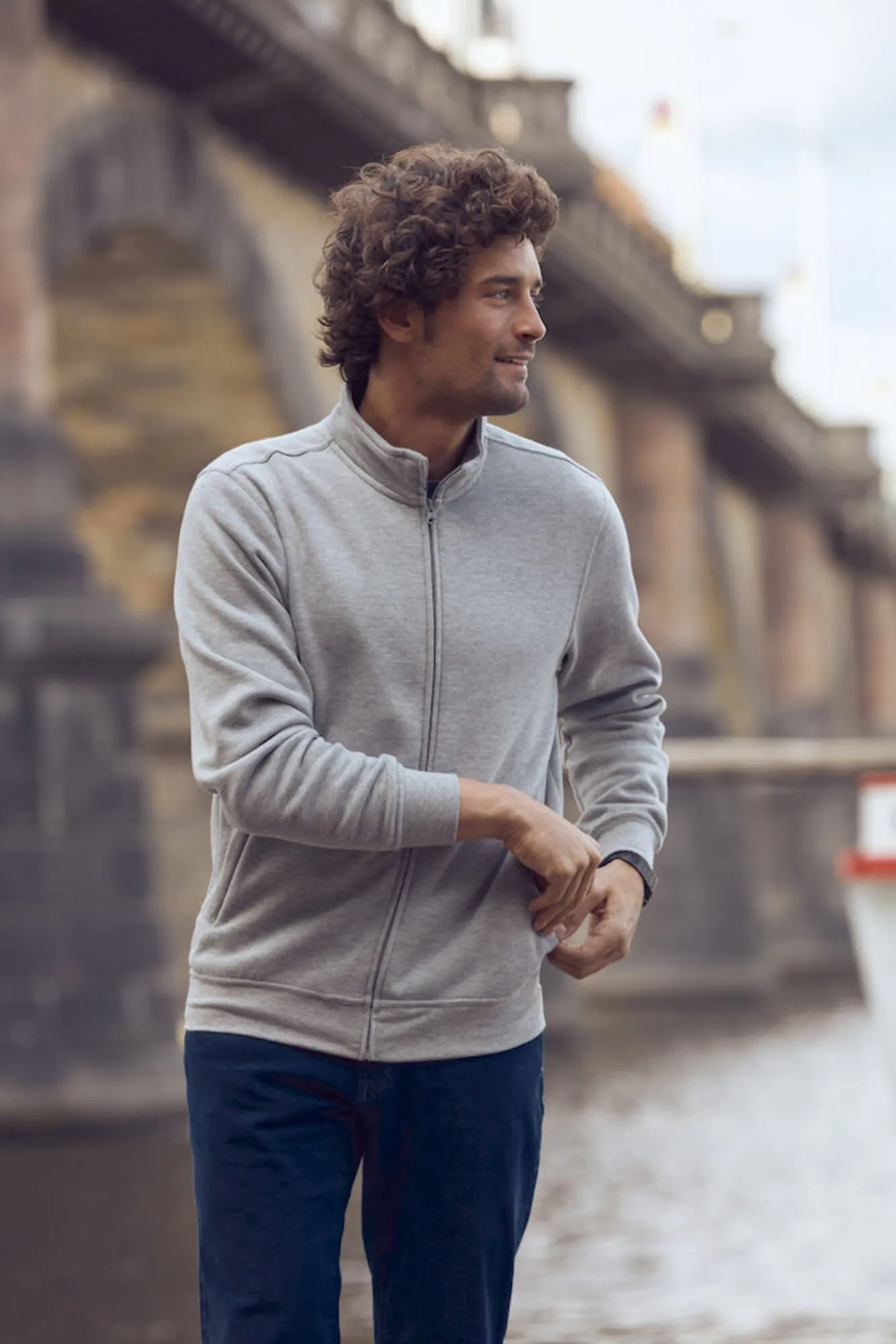 Sweatjacke für Herren mit Firmenlogo besticken oder bedrucken lassen.